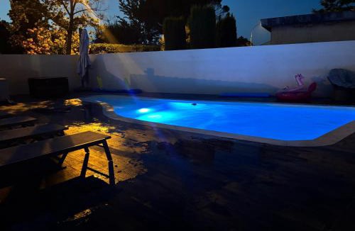Lunel Villa | Villa , piscine , jacuzzi 10 min de la mer