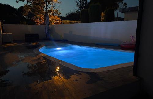 Lunel Villa | Villa , piscine , jacuzzi 10 min de la mer