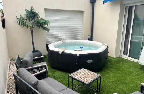 Lunel Villa | Villa , piscine , jacuzzi 10 min de la mer