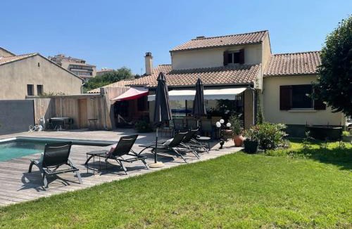 Uzes Villa | Villa piscine, spa & pétanque à Uzès centre !
