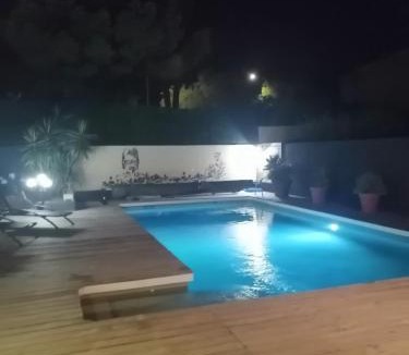 Uzes Villa | Villa piscine, spa & pétanque à Uzès centre !