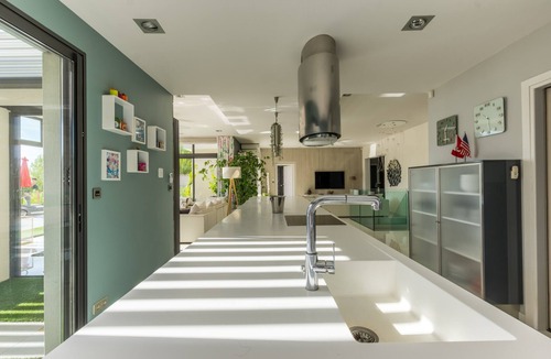 Saint-Gely-du-Fesc Villa | Villa 'Prestigieuse Spa 2 Piscines' with Sea View, Wi-Fi and Air Conditioning