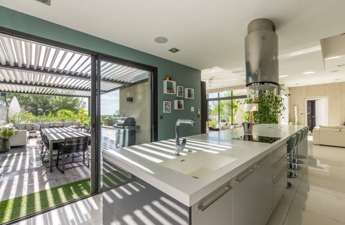 Saint-Gely-du-Fesc Villa | Villa 'Prestigieuse Spa 2 Piscines' with Sea View, Wi-Fi and Air Conditioning