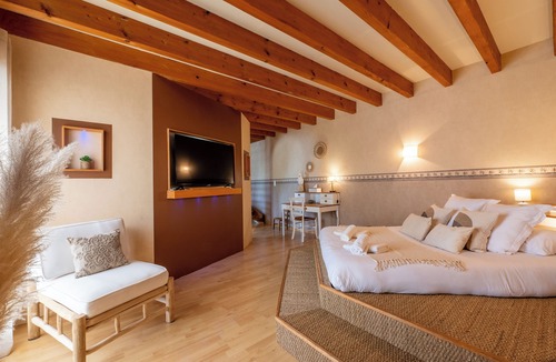 Montcabrier Bed & Breakfast | Villa prestige Piscine jacuzzi écran géant swim up bar
