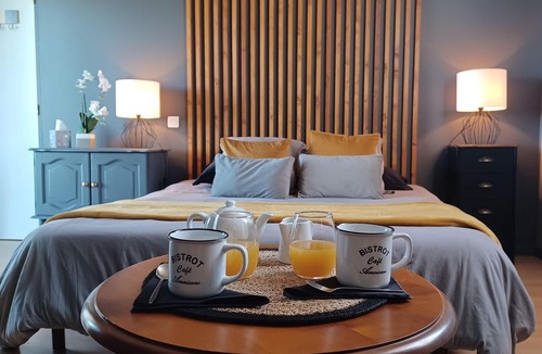 Montcabrier Bed & Breakfast | Villa prestige Piscine jacuzzi écran géant swim up bar