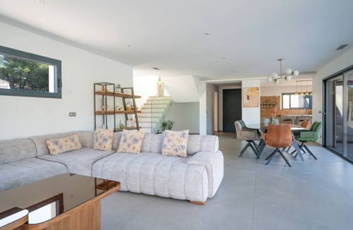 Caremeau Villa | Villa Prestige YourHostHelper