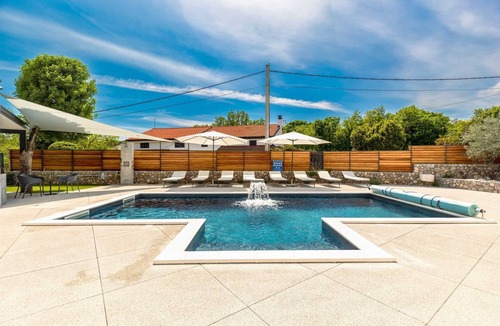 Gostinjac Villa | Villa Primus with heated pool & Jacuzzi