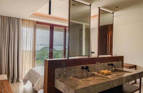 Selong Belanak Villa | Villa Pseudechis - SeaView - Construction Nearby