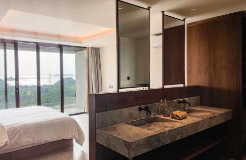 Selong Belanak Villa | Villa Pseudechis - SeaView - Construction Nearby