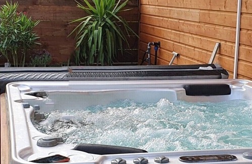 Parentis-en-Born Villa | Villa rental with private Jacuzzi in tourist residence 6/8 persons
