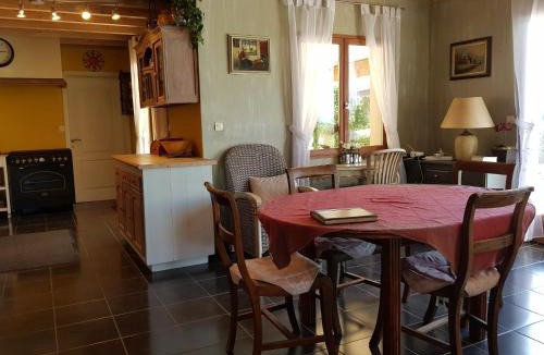 Velieux Villa | Villa Retreat with Pool and pets