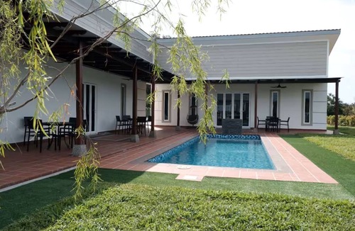 Kampung Jelatang Villa | Villa RI Homestay
