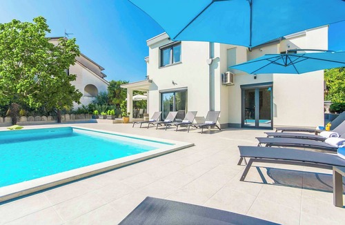 Spadici Villa | Villa Romi - Four Bedroom Villa, Sleeps 9