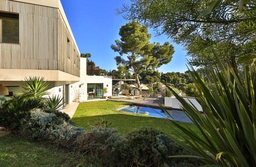 Roucas-Blanc Villa | Villa Roucas Blanc in quiet neighborhood with unobstructed view. Beach access on foot.