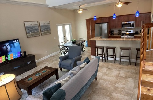 Anna Maria Villa | Villa Rozafan Cozy,spacious,walking distance from downtown white sandy beach.