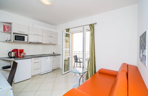 Plat Apartment | Villa Samba - Comfort One-Bedroom Apartment with Balcony and Sea View