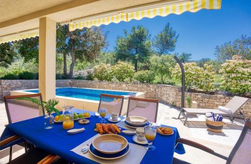 Dracevica Villa | Villa SAN with heated pool, traditional surroundings, 3-bedrooms
