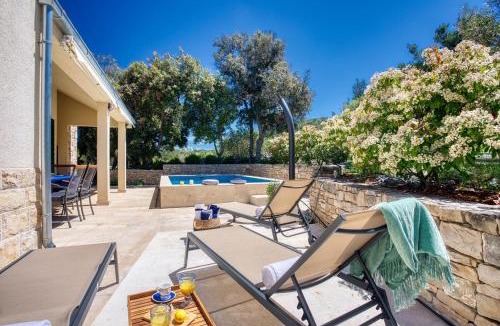Dracevica Villa | Villa SAN with heated pool, traditional surroundings, 3-bedrooms