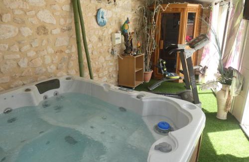 Sabran Villa | VILLA SANLOREN Piscine et Jacuzzi