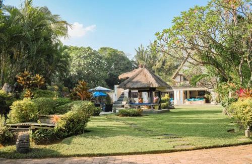 Dencarik Villa | Villa Santai - Fabulous beachfront villa, pool & jacuzzi
