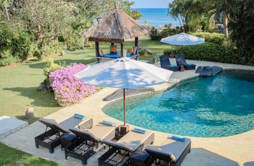 Dencarik Villa | Villa Santai - Fabulous beachfront villa, pool & jacuzzi