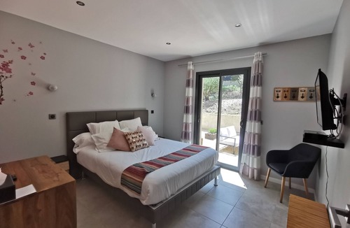 Plan-de-la-Tour Bed & Breakfast | Villa Saona