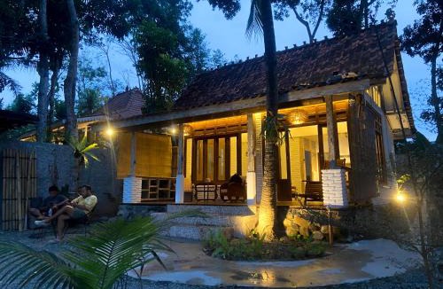 Bangunjiwo Villa | Villa Sare - House with panorama rice field view