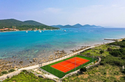 Ist Villa | Villa Seabreeze Haven - seaside villa with a tennis court, 120 m2 pool, jacuzzi and tranquility