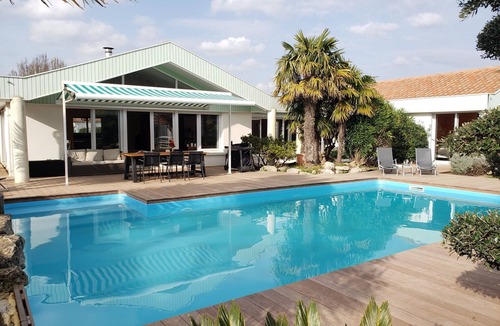Nieul-sur-Mer Villa | Villa Seychelles 4*: swimming pool & tropical garden, sea 1.5km away