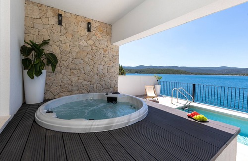 Klek Villa | Villa Simpleza - Six Bedroom Villa with Private Pool and Jacuzzi