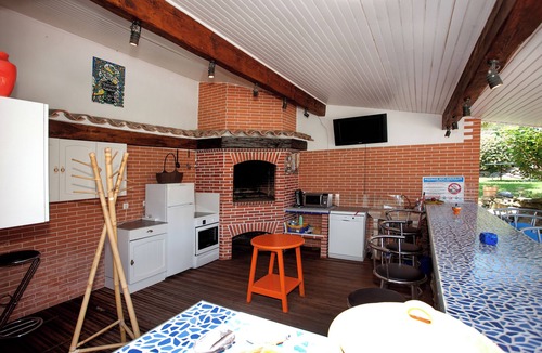 Issel Villa | Villa sleeps 14 with heated pool pets welcome