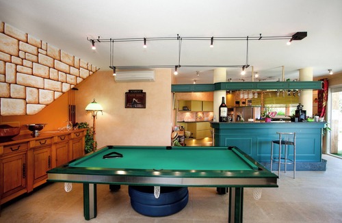 Issel Villa | Villa sleeps 14 with heated pool pets welcome