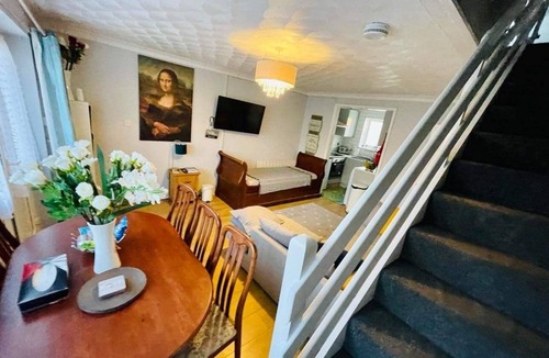 Corton Villa | Villa - Sleeps 6 - Pets Ok - Pool - Parking