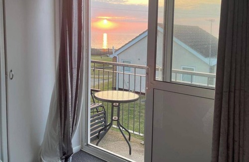 Corton Villa | Villa - Sleeps 6 - Pets Ok - Pool - Parking