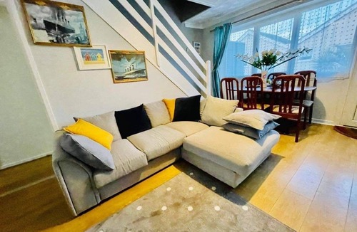 Corton Villa | Villa - Sleeps 6 - Pets Ok - Pool - Parking