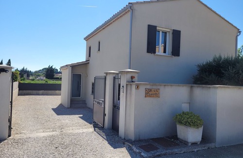 Camaret-sur-Aigues Villa | Villa sleeps 14 with pool