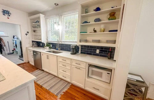 Long Beach House | Villa Soaking Tub Private Backyard Downtown