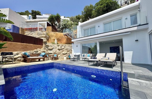 Almadraba-Canyelles Villa | Villa Sol in Canyelles with private pool and Wi-Fi