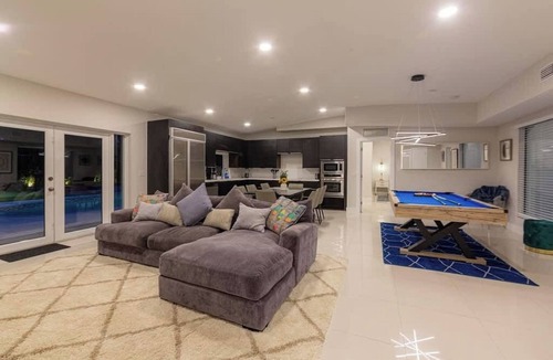 North Miami Beach House | Villa Solara | Pool · Cinema · Basketball Court