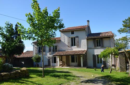 Laurac Villa | Villa spacieuse à Laurac avec piscine partagée 160 m²