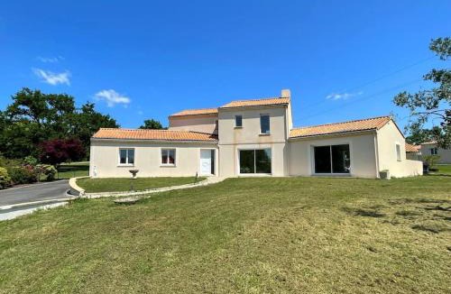 Port-Saint-Pere Villa | villa spacieuse avec piscine, jacuzzi