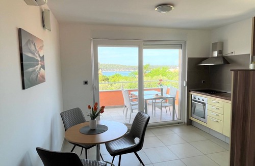 Rab House | Villa Summer Escape in Barbat mit Garten und Aussicht by Interhome
