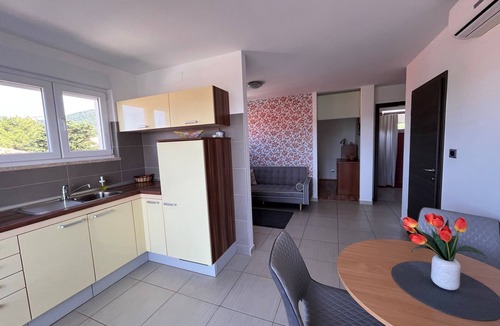 Rab House | Villa Summer Escape in Barbat mit Garten und Aussicht by Interhome