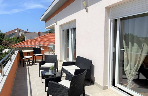 Rab House | Villa Summer Escape in Barbat mit Garten und Aussicht by Interhome