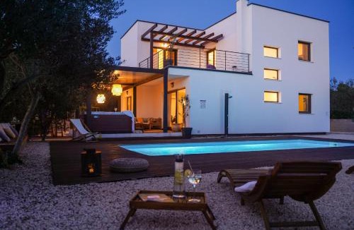 Sukosan Villa | Villa Suncica with Heated Pool, Jacuzzi and Bikes near Zadar