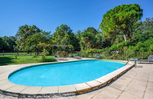 Roquemaure Villa | Villa Sur L'ile by Villa Plus