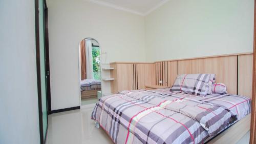 Ngaglik Villa | Villa Syariah Lucia B10 with Private Pool and Balcony