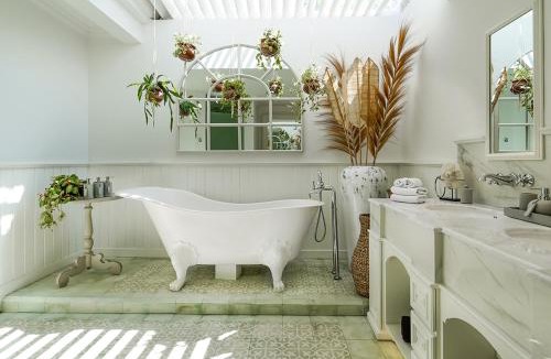 Lodtunduh Villa | Villa Symphony White by BaliSuperHost
