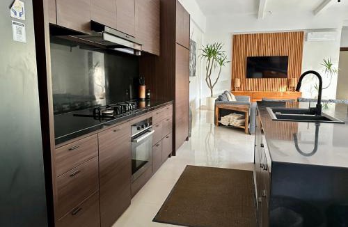 Dewi Sri Villa | Villa Tepi Sungai - 6BR Luxury Private Pool Villa - Seminyak Sleeps 14