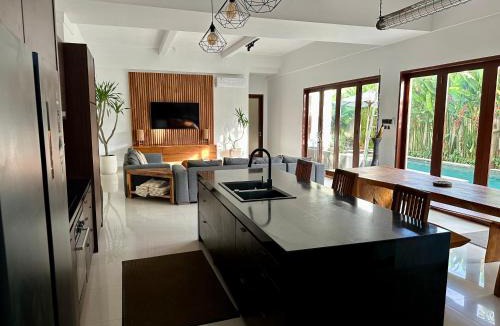 Dewi Sri Villa | Villa Tepi Sungai - 6BR Luxury Private Pool Villa - Seminyak Sleeps 14